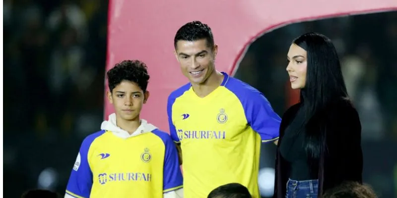 Ronaldo cùng gia đình tươi cười trong một buổi ra mắt sân vận động
